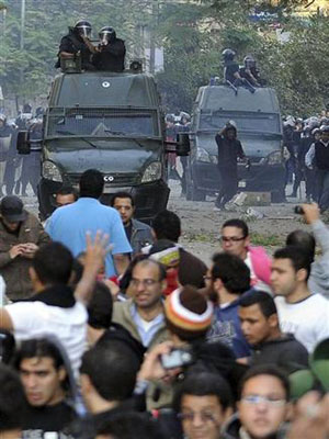 مقتل اثنين واصابة المئات في اشتباكات بشوارع مدن مصرية