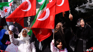 حافلة حجاج تركية "تتعرض لهجوم في سورية" حافلة حجاج تركية "تتعرض لهجوم في سورية"