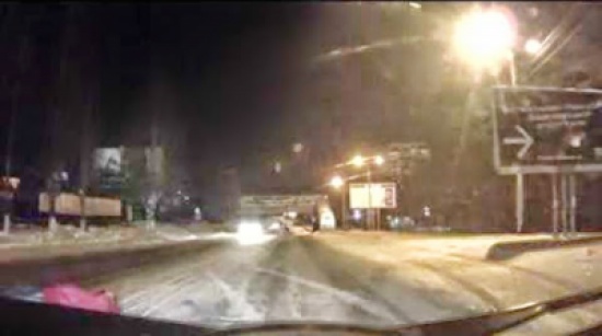 فتاة روسية مخمورة تلقى بنفسها في وسط الطريق