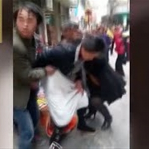 بالفيديو.. لقطات مروعة لامرأة تلد في الشارع وسط المارة!! بالفيديو.. لقطات مروعة لامرأة تلد في الشارع وسط المارة!!