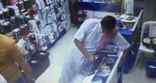 شاهد.. شاب يسرق جوالاً من محل بمكة بعد إشغال صديقه للبائع