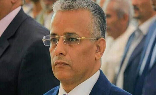 الحوثيون يعتدون على أستاذ أثناء محاضرة ويمزقون ملابسه الحوثيون يعتدون على أستاذ أثناء محاضرة ويمزقون ملابسه