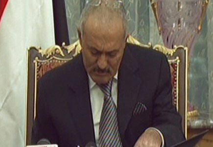 صالح يوقع في الرياض على المبادرة الخليجية لحل أزمة اليمن ( فيديو )