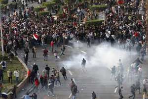 سقوط عشرات المصابين بعد تجدد الاشتباكات قرب ميدان التحرير بالقاهرة