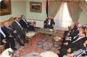 بدء اجتماع ثنائي بين عباس ومشعل يليه اجتماع مفتوح بين "حماس" و"فتح" في القاهرة 