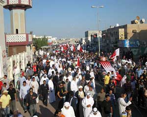 الشرطة تهاجم متظاهرين بالبحرين