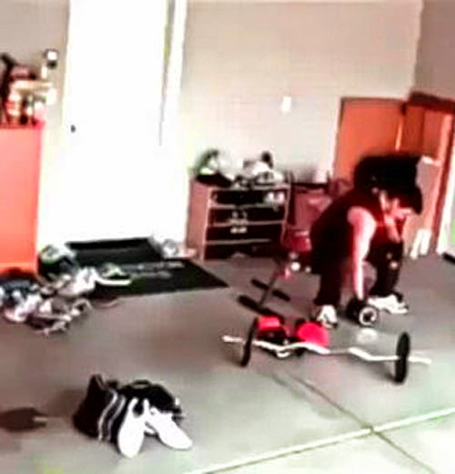 رد فعل لاعب كمال أجسام عند مرور فأر بقربه