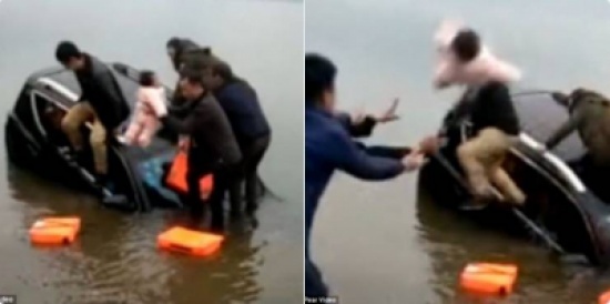 شاهد .. اب يرمي طفله من أعلى سيارة لحمايته من الغرق! شاهد .. اب يرمي طفله من أعلى سيارة لحمايته من الغرق!