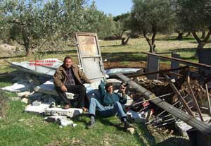 قوات جيش الاحتلال الإسرائيلي تهدم مركز التضامن الدولي في قرية بلعين غرب رام الله ( صور )