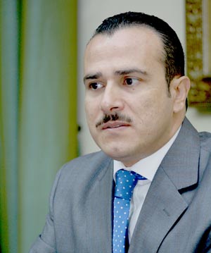 محافظة يحاضر في جامعة الحصن بأبوظبي حول الكتابة الروائية محافظة يحاضر في جامعة الحصن بأبوظبي حول الكتابة الروائية