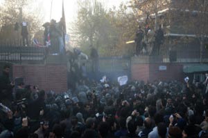 بريطانيا تطرد الدبلوماسيين الإيرانيين