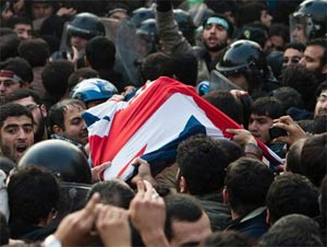 مصادر تؤكد أن اقتحام السفارة البريطانية عمل مدبر برعاية "خامنئي