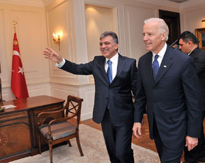 بايدن يدعو الأسد للتنحي 