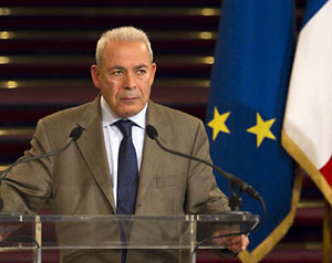 غليون يتعهد بمقاطعة إيران وحلفائها 