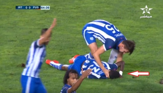 كادت المباراة أن تتحول لمأساة .. هكذا أنقذ لاعب في الدوري المغربي زميله من الموت كادت المباراة أن تتحول لمأساة .. هكذا أنقذ لاعب في الدوري المغربي زميله من الموت