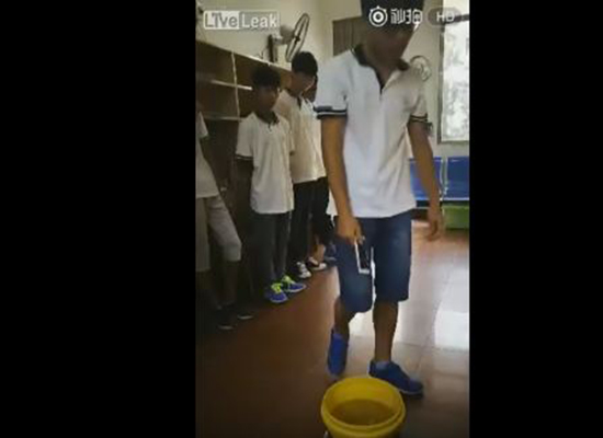 بالفيديو: أغرب عقاب من معلم لطلاب استخدموا هواتفهم داخل المدرسة