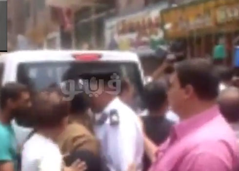 بالفيديو.. ضابط مصري يصفع سيدة ويُحال إلى التحقيق بالفيديو.. ضابط مصري يصفع سيدة ويُحال إلى التحقيق