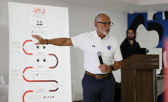 مدير السابق لوكالة "ناسا" يلقي محاضرة في جامعة الحسين التقنية