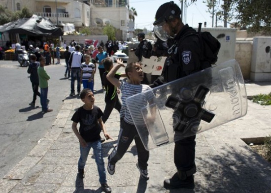 اعتقال 16 فلسطينياً بعد اشتباكات في المسجد الاقصى