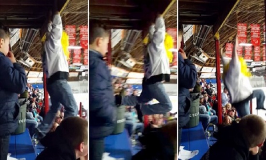 شاهد.. مشجع مخمور يسقط على الجماهير في مباراة هوكي