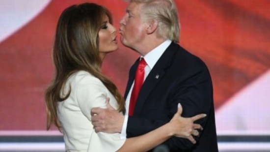 بالفيديو .. هل تتعرض ميلانيا لمعاملة سيئة من طرف دونالد ترامب؟.. بعض الخبراء في لغة الجسد يعتقدون ذلك
