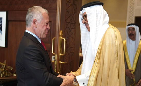 الملك يلتقي وزير الخارجية البحريني الملك يلتقي وزير الخارجية البحريني