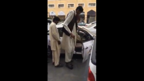 معاناة عملاق يحاول ركوب سيارة  !