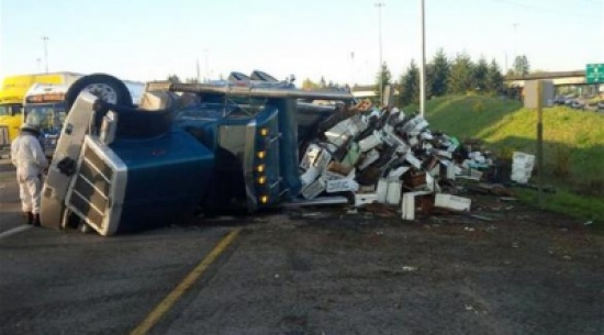 انقلاب شاحنة يتسبب في إطلاق سراح ملايين النحل