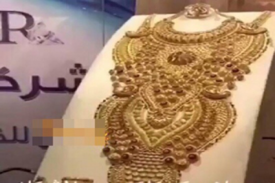 يطلق عليها رعد الشمال.. بالفيديو: خليجي يشتري مشغولات ذهبية بـ”مليون ونصف” يبلغ وزنها 4.5 كجم.. هدية لوالدته يطلق عليها رعد الشمال.. بالفيديو: خليجي يشتري مشغولات ذهبية بـ”مليون ونصف” يبلغ وزنها 4.5 كجم.. هدية لوالدته