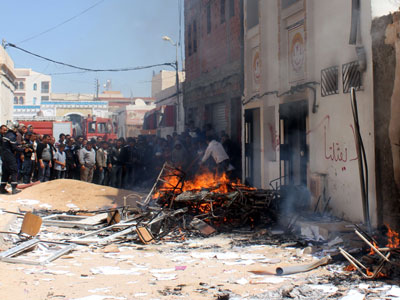 محتجون غاضبون يحرقون مقر اتحاد الشغل في جنوب تونس