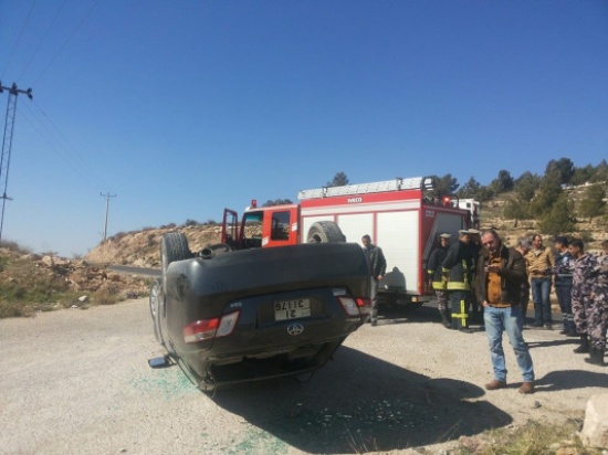 بالصور .. إنقلاب سياره على طريق بيرين