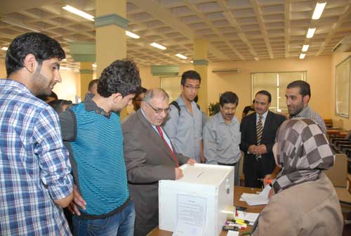 رئيس الجامعة الهاشمية يتفقد سير إجراءات انتخابات الأندية الطلابية رئيس الجامعة الهاشمية يتفقد سير إجراءات انتخابات الأندية الطلابية
