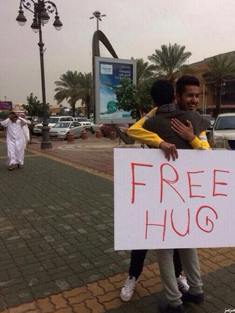 شاب سعودي يوزع الأحضان المجانية في الشارع