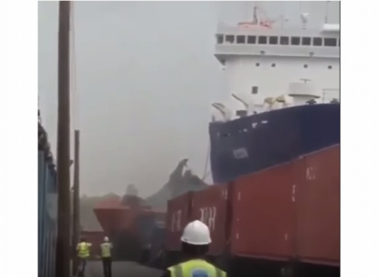 شاهد..باخرة عملاقة تفقد السيطرة وتخرج إلى رصيف الميناء بالكويت!