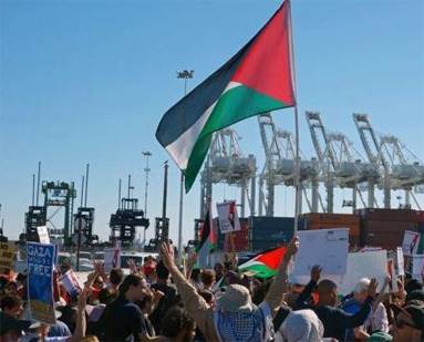 نشطاء يمنعون سفينة صهيونية من دخول ميناء بكاليفورنيا الأمريكية