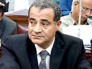 مصريون يطردون أحد وزراء عهد مبارك من مسجد قريتهم 