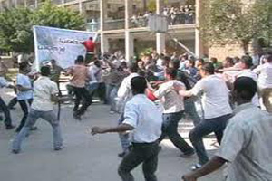 مشاجرة بالعصي والحجارة في جامعة اليرموك مشاجرة بالعصي والحجارة في جامعة اليرموك