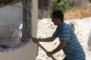 اجبار مواطن مقدسي على هدم بيته بيده