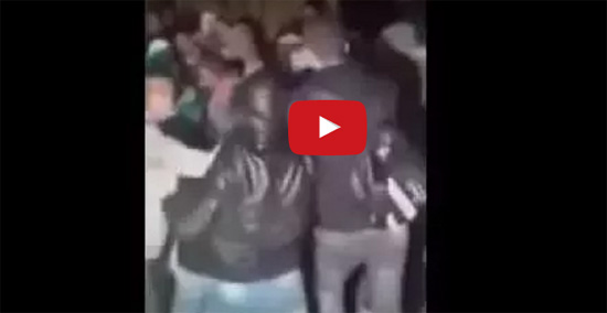 بالفيديو.. بلطجية يقتحمون فرحًا ويعتدون على العريس بالسيوف بالفيديو.. بلطجية يقتحمون فرحًا ويعتدون على العريس بالسيوف