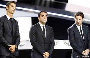 ميسي ورونالدو وتشافي يتنافسون على الكرة الذهبية