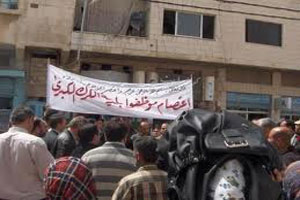 عمال بلدية الكرك يفضون اعتصامهم بعد وعود بشمولهم بهيكلة الرواتب