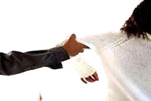 مصرية تستأجر بلطجية لاغتصاب زوجة عشيقها أمام عينيها مصرية تستأجر بلطجية لاغتصاب زوجة عشيقها أمام عينيها