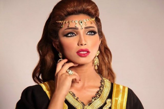 صور: دنيا بطمة بتاج وقفطان مغربي في عيد ميلادها.. والجمهور ينتقدها صور: دنيا بطمة بتاج وقفطان مغربي في عيد ميلادها.. والجمهور ينتقدها