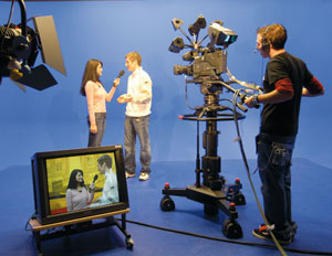 "الإعلام والأزمات" تؤكد ضعف الرقابة في ظل انتشار الفضائيات الإعلام 