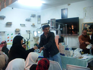 هيئة شباب كلنا الأردن بمعان توزع أجهزة فحص السكري 