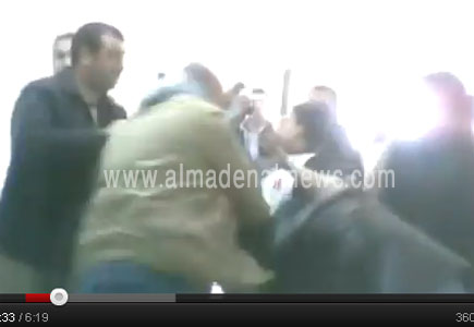 طاقم السفارة السورية في عمان يعتدي على مراجعين سوريين داخل السفارة بالهراوات ( شاهدوا الفيديو ) طاقم السفارة السورية في عمان يعتدي على مراجعين سوريين داخل السفارة بالهراوات ( شاهدوا الفيديو )
