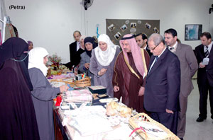 وزير الأوقاف يفتتح بازار المركز السعودي لتأهيل الكفيفات 