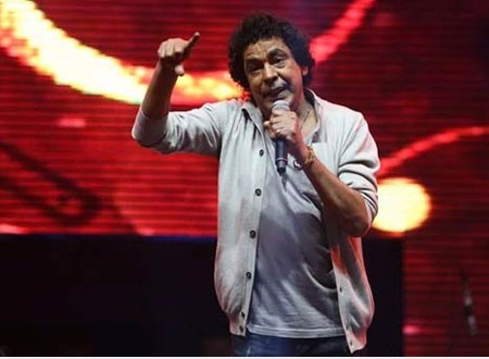 محمد منير يواصل تصوير "المغني" من داخل منزله بأسوان.. شاهد محمد منير يواصل تصوير "المغني" من داخل منزله بأسوان.. شاهد