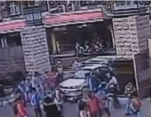 يدهس طلاب