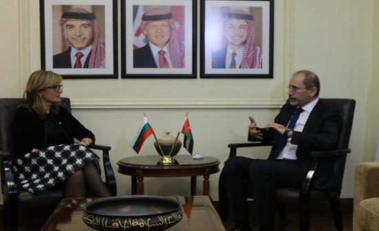 وزير الخارجية يعقد جلسة محادثات مع نظريته البلغارية